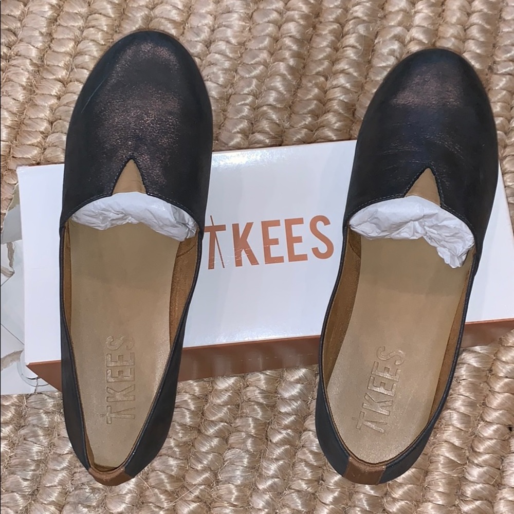 NWT TKees silver grey leather flats 9